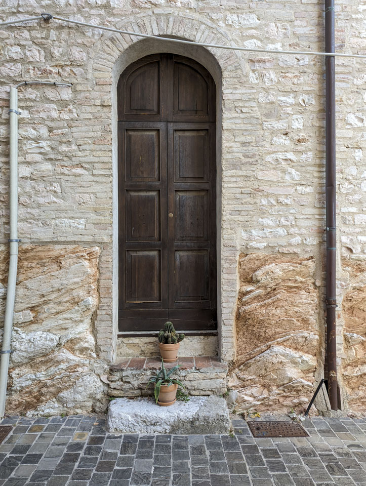 A door of a building in Genga, showing the rocks that form part of the building