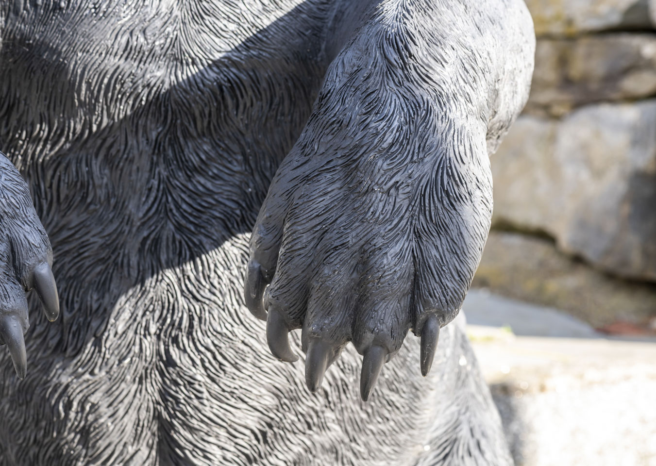 claws of bear statue