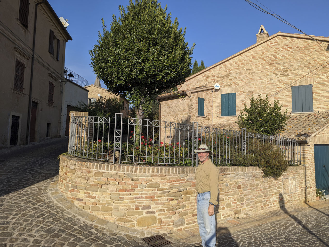 Paul in front of a yard in Fratte Rosa