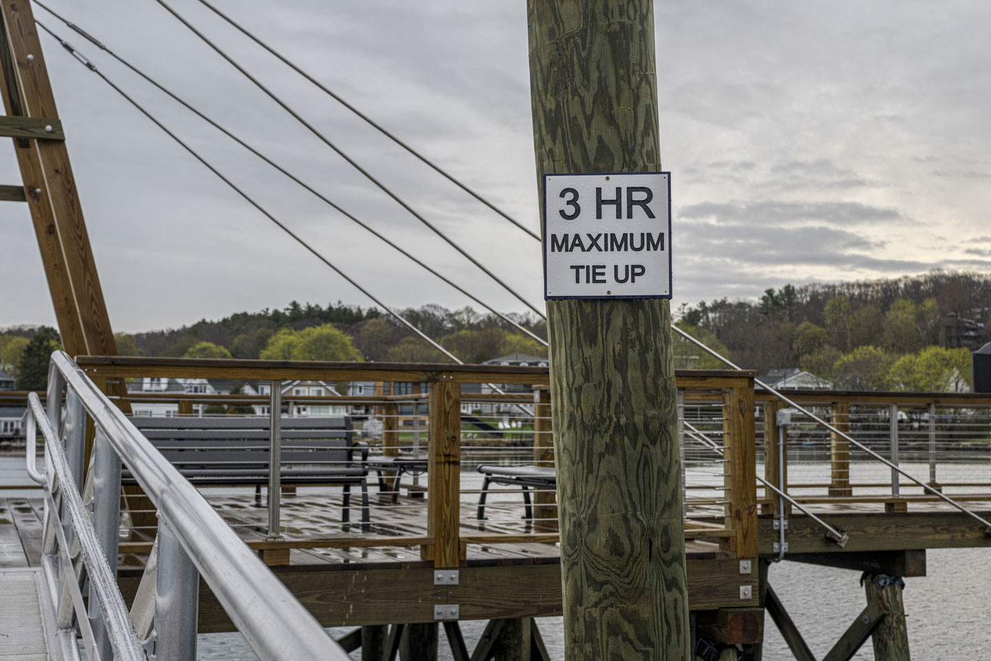 A sign tells people that there is a 3 hour maximum tie up on the footbridge.