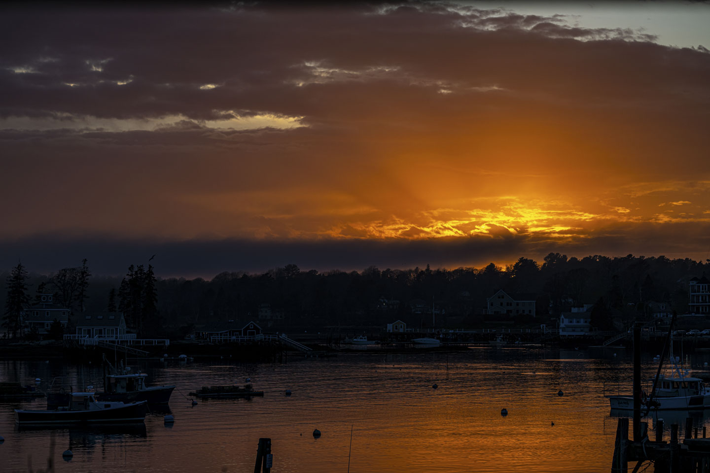 The last rays of the sun illuminate the water and the sky.